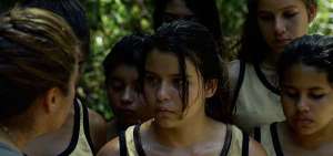 En Damiana, la protagonista comparte el encierro con otras adolescentes en el interior de la selva, donde espera encontrar a su padre.  