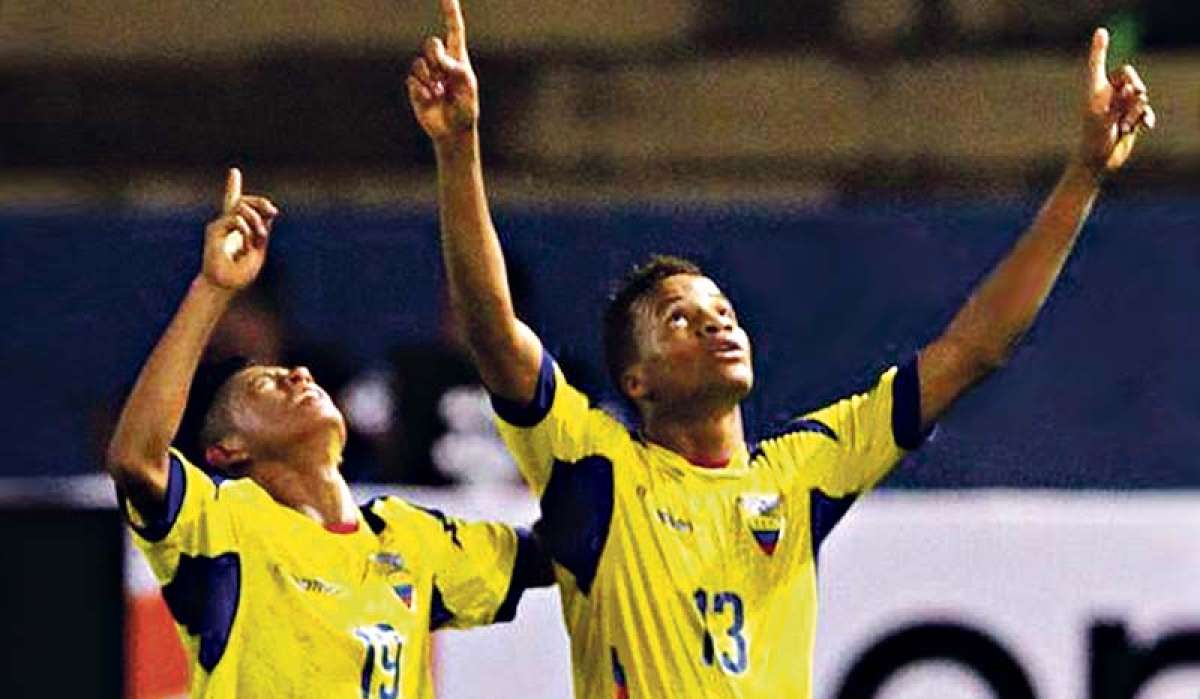 &Aacute;nderson Naula (i) y el defensa Byron Castillo se arrodillan y apuntan al cielo como muestra de agradecimiento por su segunda victoria en el Sudamericano. Foto: Internet
