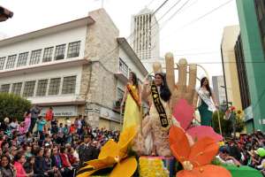 Los desfiles con carros aleg&oacute;ricos forman parte de los eventos m&aacute;s importantes de la principal fiesta mayor ambate&ntilde;a que se organiza desde 1951. Foto: Roberto Ch&aacute;vez / El Tel&eacute;grafo