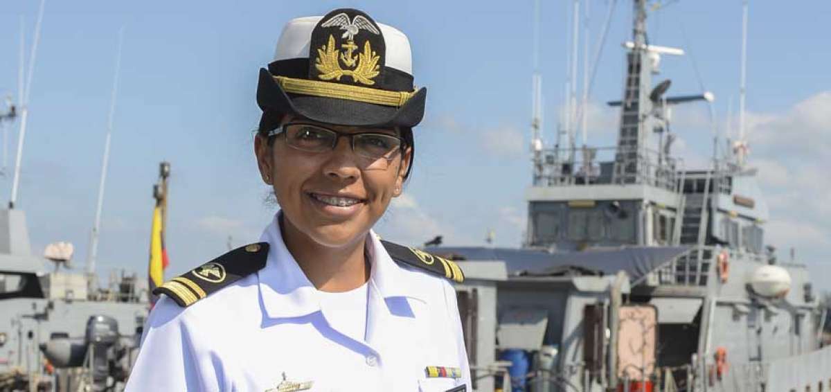 Daniela Jimena Andrade Tamayo. Teniente de Fragata del Comando de Guardacostas de la Armada Nacional.