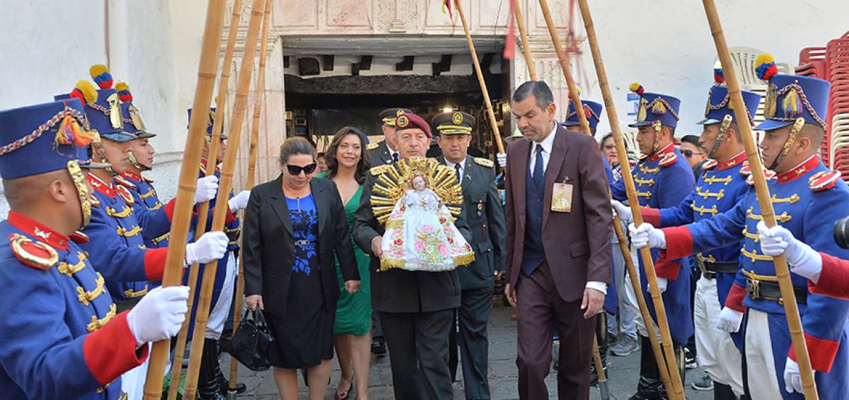 En medio de villancicos, flores y ni&ntilde;os revestidos de pastores y &aacute;ngeles se realiz&oacute; el preg&oacute;n del Pase del Ni&ntilde;o Viajero en la ciudad de Cuenca.