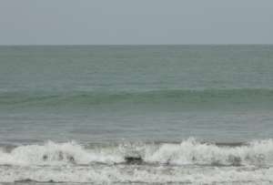 Oleaje de más de dos metros activa alertas en las playas de Esmeraldas
