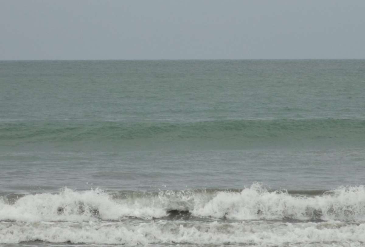 Oleaje de más de dos metros activa alertas en las playas de Esmeraldas