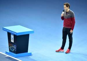 Roger Federer al momento que anuncia su decisi&oacute;n de no jugar la final debido a una lesi&oacute;n en la espalda. Foto: AFP