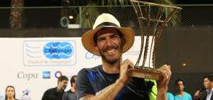 Gerald Melzer exhibe el trofeo que lo acredita como campe&oacute;n del Challenger 2017 Ciudad de Guayaquil.   