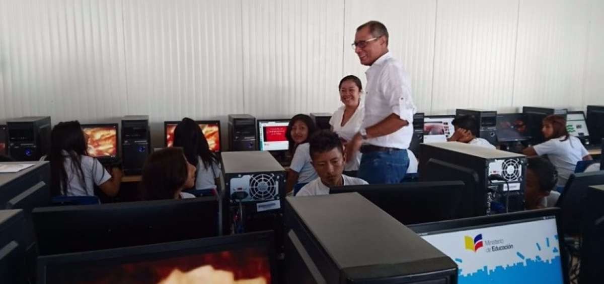 El segundo mandatario durante un recorrido por la nueva Unidad Educativa Kerly Solange Quijije, en Montecristi.