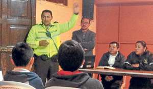 El teniente Fausto &Aacute;lvarez explica a las autoridades y moradores el trabajo que desarrolla la Polic&iacute;a en los barrios que pertenecen al circuito Huayna C&aacute;pac. Foto: Rodrigo Matute/ El Tel&eacute;grafo
