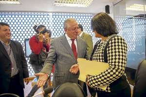 El titular de la Federaci&oacute;n Ecuatoriana de F&uacute;tbol, Luis Chiriboga (centro), dialoga con Dora Aguirre, presidenta de la Comisi&oacute;n de Participaci&oacute;n Ciudadana. Foto: Fernando Sandoval / El Tel&eacute;grafo.