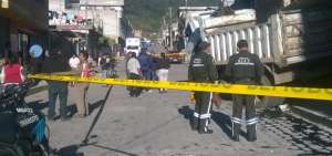 El veh&iacute;culo pesado impactado contra una casa, al sur de Quito.