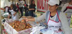 H&aacute;biles artesanos panificadores mostraron sus variedades de pan, la mayor&iacute;a, que preparan en hornos de le&ntilde;a, durante la feria que congreg&oacute; a propios y visitantes. La actividad es parte de la tradici&oacute;n de la parroquia Nulti. 