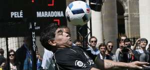 Maradona colaborar&aacute; con la FIFA por crisis en f&uacute;tbol argentino