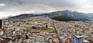 Vista panor&aacute;mica del centro norte de Quito. Al fondo se puede observar los barrios ubicados en las faldas del volc&aacute;n Pichincha; algunos de ellos figuran &mdash;legalmente&mdash; como irregulares.