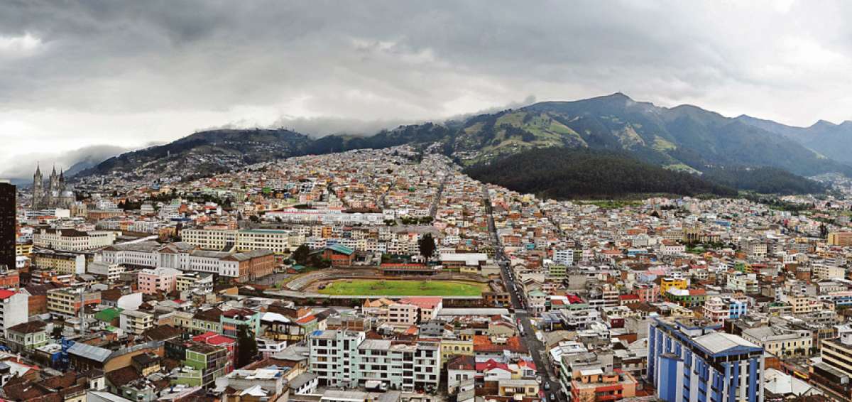 Vista panor&aacute;mica del centro norte de Quito. Al fondo se puede observar los barrios ubicados en las faldas del volc&aacute;n Pichincha; algunos de ellos figuran &mdash;legalmente&mdash; como irregulares.