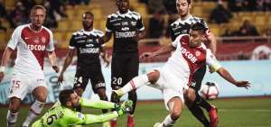 El capit&aacute;n del M&oacute;naco, el colombiano Radamel Falcao, disputa un mano a mano con el portero del Guingamp.