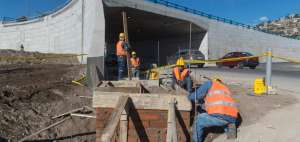 Los obreros de la empresa Sinohydro, encargada de la construcci&oacute;n, aceleran los trabajos del sistema de alcantarillado.
