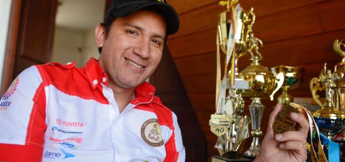 El piloto Sebasti&aacute;n Guayasam&iacute;n junto con algunos de los trofeos y medallas que ha conseguido en su carrera.
