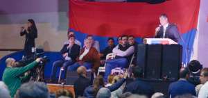 El l&iacute;der de Alianza PAIS (AP) fue recibido con ovaciones de parte de cientos de personas y grupos pol&iacute;ticos.