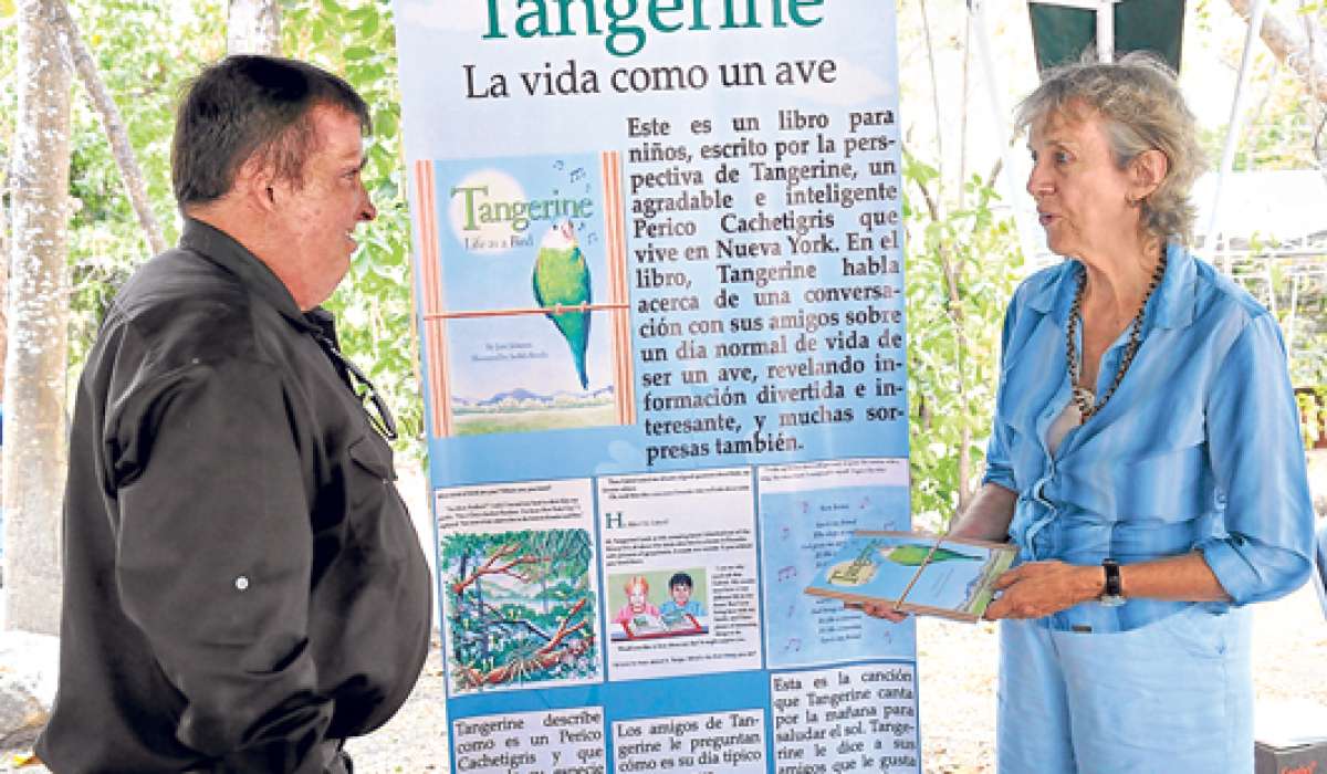 Jane Johnson hall&oacute; a Tangerine en una tienda. Eric Horstman (izq.), de Cerro Blanco, le dio datos para el libro. Fotos: Eduardo Escobar / El Tel&eacute;grafo