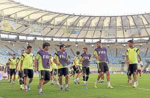 Jugadores de la selecci&oacute;n de Espa&ntilde;a reconocieron ayer el campo de juego del estadio Maracan&aacute;. Foto: AFP.