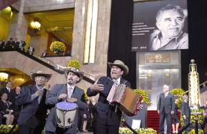 Los sones del vallenato, la m&uacute;sica colombiana que tanta pasi&oacute;n despertaba en Gabriel Garc&iacute;a M&aacute;rquez, se escucharon ayer en el palacio de Bellas Artes, en M&eacute;xico, donde miles de personas le rindieron un sentido homenaje al extinto escritor. Foto: AFP
