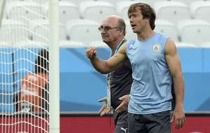 Diego Lugano solo jug&oacute; el primer partido de Uruguay en este Mundial, que fue ante Costa Rica. Foto: AFP