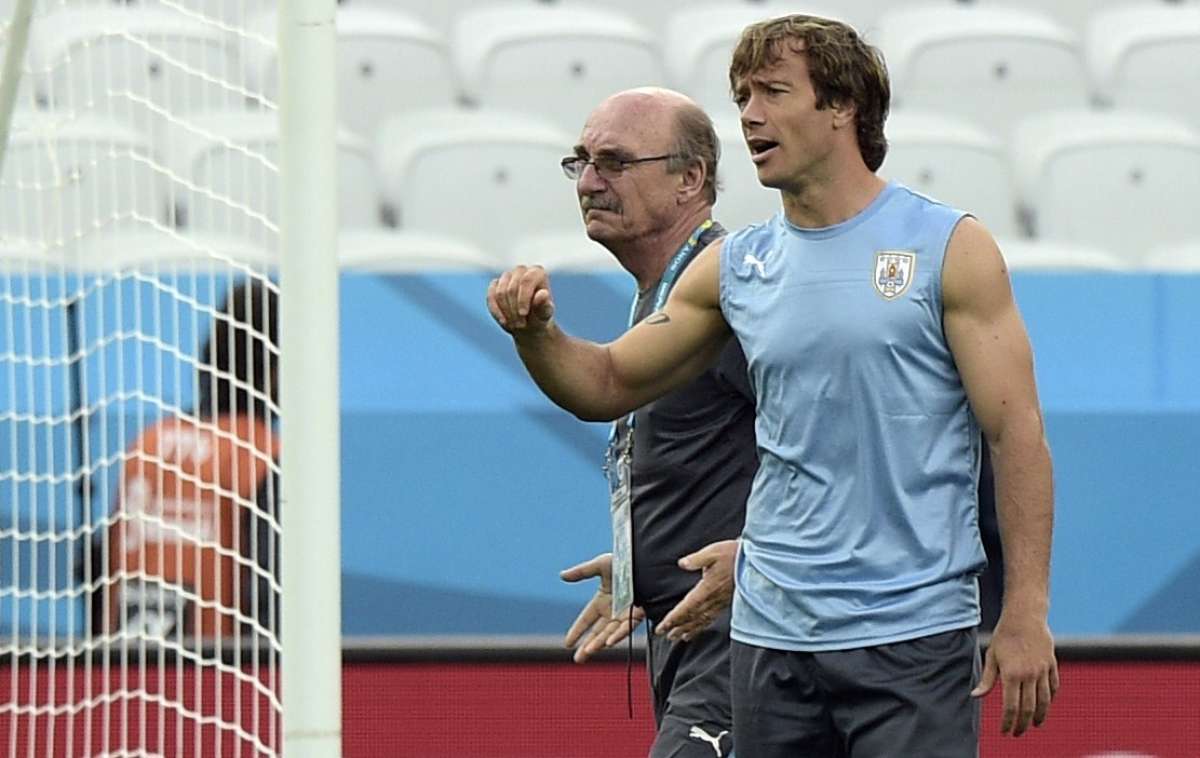 Diego Lugano solo jug&oacute; el primer partido de Uruguay en este Mundial, que fue ante Costa Rica. Foto: AFP