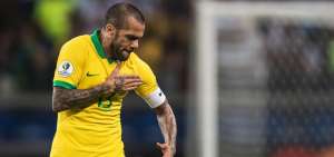 Pol&eacute;mica en Twitter por comentario de Dani Alves