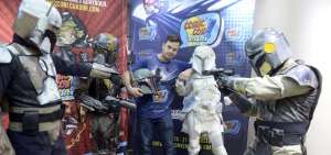 Durante la rueda de prensa del evento, el actor Daniel Logan posa con su equipo. Protagoniz&oacute; al joven Boba Fett en el segundo episodio de Star Wars. 