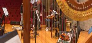 Gerson Eguiguren recibe instrucciones de Spatocco. A su lado aparece Nahuel Pennisi con la guitarra en la posici&oacute;n que suele entonarla desde ni&ntilde;o.