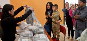 La entrega de uniformes se realiza en presencia de maestros, padres de familia y autoridades de los planteles.