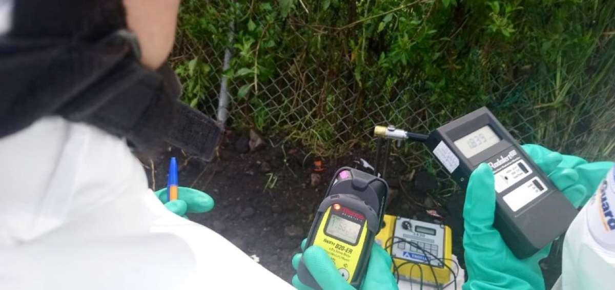 Personal especializado realiza la medici&oacute;n de valores de radioactividad tras la recuperaci&oacute;n del dens&iacute;metro nuclear. 
