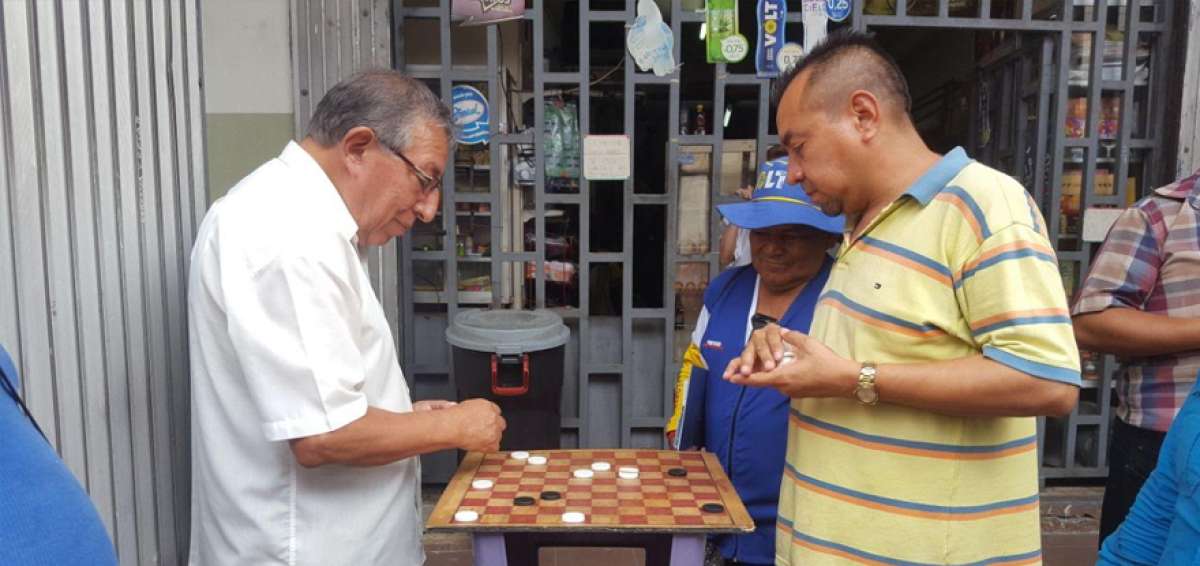 Mucha concentraci&oacute;n y habilidad requieren quienes en las tardes se dedican al juego.