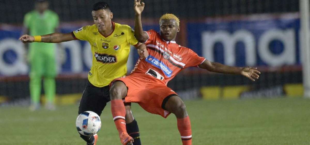 Richard Calder&oacute;n (izq.), volante mixto de Barcelona, durante el partido en que su equipo venci&oacute; 3-0 a River Ecuador, la noche del mi&eacute;rcoles en Guayaquil.