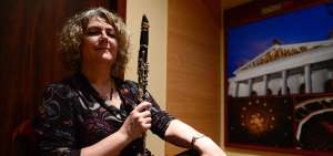 La famosa clarinetista bonaerense integra el Quinteto de vientos de la Universidad Nacional de La Plata y la Orquesta Estable de Teatro argentino de la Plata.