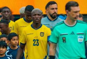 Mois&eacute;s Caicedo cambia la cancha por la solidaridad en Santo Domingo