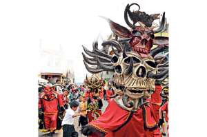 La diablada pillare&ntilde;a recibe al nuevo a&ntilde;o (Portafolio Gr&aacute;fico)