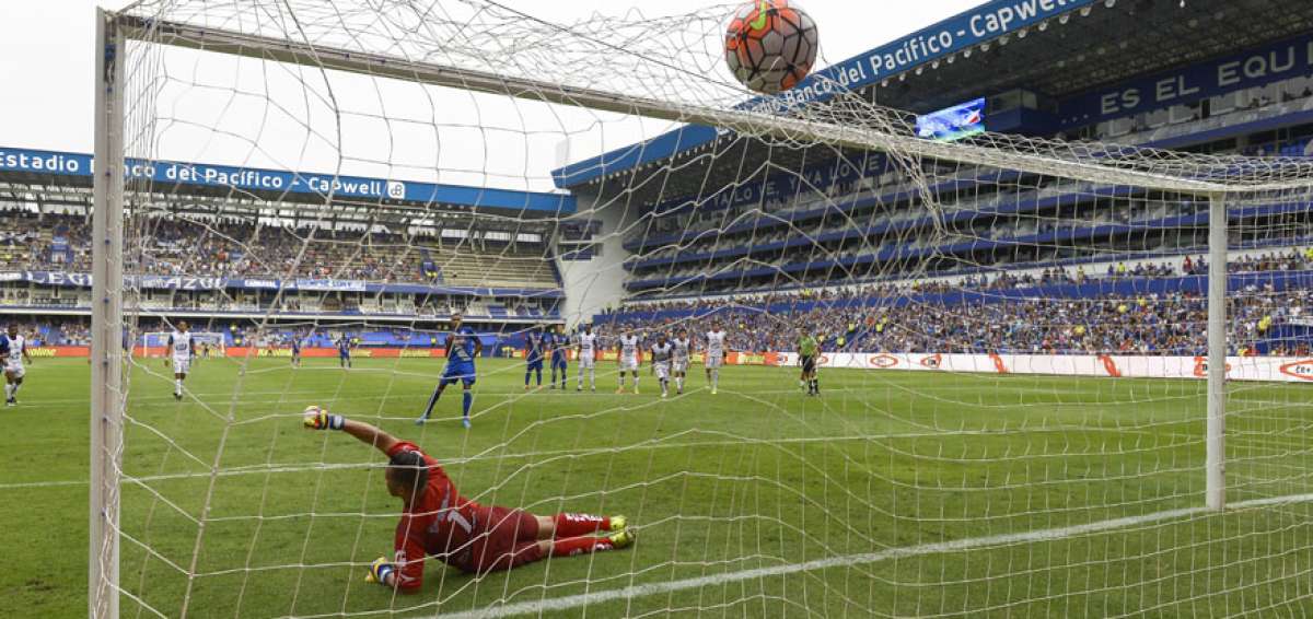 Penal ejecutado por Ayrton Preciado de Emelec. 