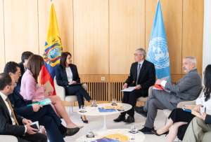 Cynthia Gellibert, vicepresidenta, y Alegría Crespo, ministra de Educación, mantuvieron una reunión con representantes de Unesco. 