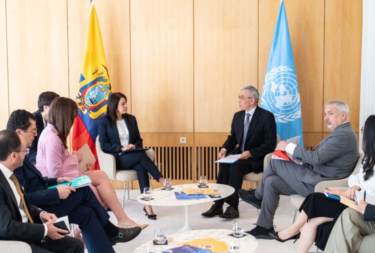 Cynthia Gellibert, vicepresidenta, y Alegría Crespo, ministra de Educación, mantuvieron una reunión con representantes de Unesco.