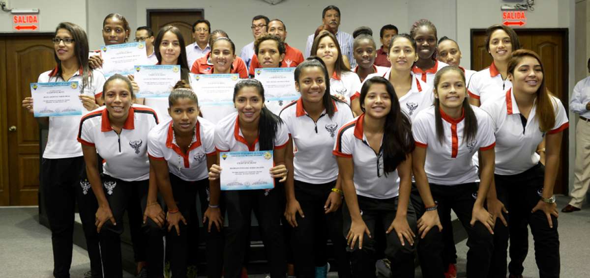 Las jugadoras de Uni&oacute;n Espa&ntilde;ola posan con los diplomas entregados por la Comisi&oacute;n Nacional de F&uacute;tbol Amateur del Ecuador (Confa).