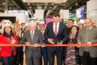 El ministro Niels Olsen (centro) presidió la inauguración del 'stand' de Ecuador en la Feria de Madrid.