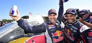 St&eacute;phane Peterhansel (izq.) es felicitado por su principal rival, el catari Nasser Al-Attiyah, ayer en Argentina.