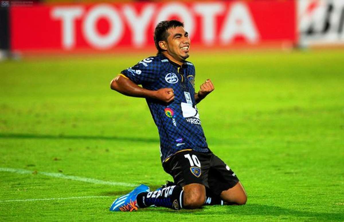 Junior Sornoza ejecut&oacute; de excelente manera el penal que le dio el empate al equipo ecuatoriano. Foto: API