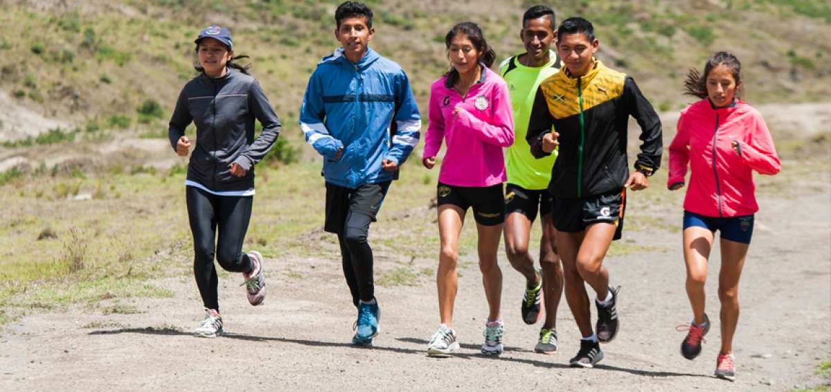 Katherine Tisalema (i), Jorge Collaguazo, Carmita Toaquiza, Vicente Loza (detr&aacute;s), &Eacute;rick Alc&iacute;var y Damaris D&iacute;az ensayan en el sector del &Aacute;rea Nacional de Recreaci&oacute;n El Boliche, cercana al nevado Cotopaxi, en la provincia de Cotopaxi.