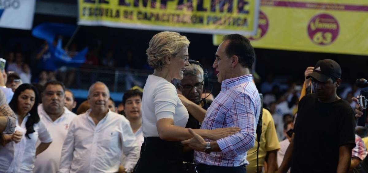 La candidata presidencial por la Unidad, Cynthia Viteri, se saluda con Ramiro Gonz&aacute;lez, l&iacute;der del partido Avanza.