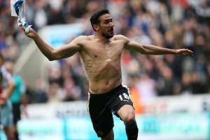 Jon&aacute;s Guti&eacute;rrez salva al Newcastle del descenso; Arsenal gole&oacute; al West Bromwich 