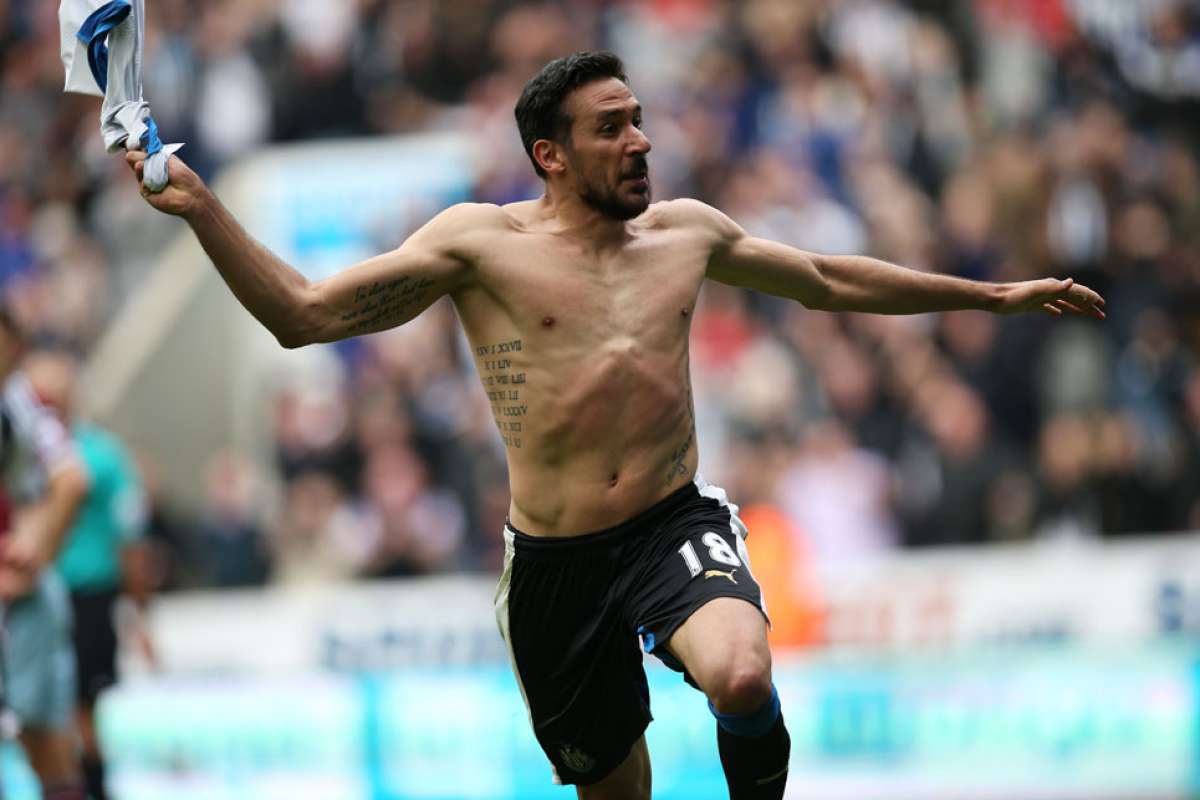 Jon&aacute;s Guti&eacute;rrez salva al Newcastle del descenso; Arsenal gole&oacute; al West Bromwich 