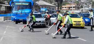 Los agentes de tr&aacute;nsito intentaban la ma&ntilde;ana de ayer organizar el paso vehicular en la zona de Carapungo.