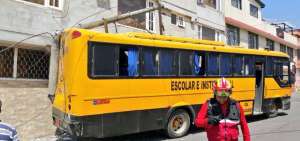 Bus escolar se impact&oacute; contra un poste de luz