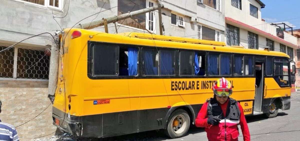 Bus escolar se impact&oacute; contra un poste de luz